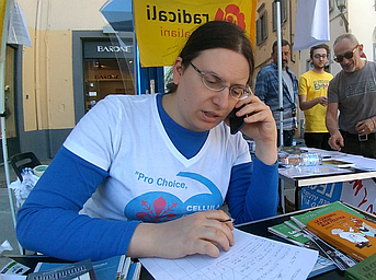 Fine vita: Io parlo al telefono a Radio Radicale al gazebo, piazza Cesare Beccaria a Firenze, 21 aprile 2018
